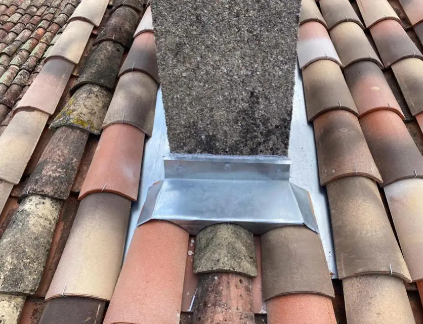 Entourage d'une cheminée en zinc