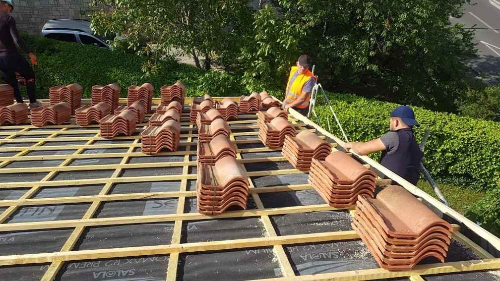 Equipe de couvreur travaillant